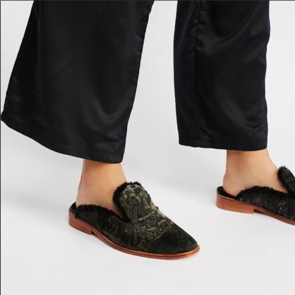 NWT FREE PEOPLE Women's Black Butterfly Faux Fur Flats Mule 6 Sandal Slip On - Picture 8 of 13